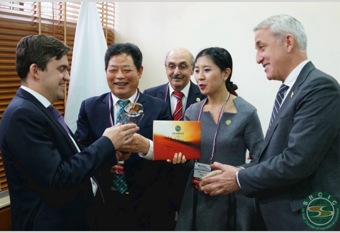 5 SRCIC Chairman LU Jianzhong presents souvenirs to Mr. Stanislav Voskresensky, Deputy Minister of Economic Development of the Russian Federation