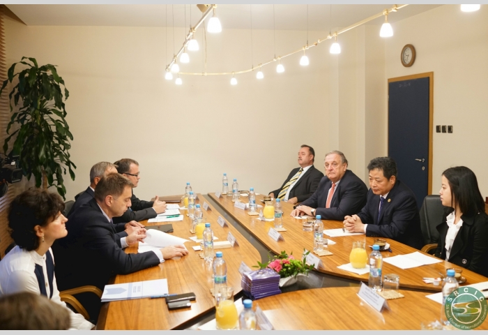 2 Mr. LU Jianzhong, Chairman of SRCIC has a meeting with Mr. Kazimir, Minister of Finance of Slovakia and Mr. Peter Mihok, Chairman of WCF and Slovak Chamber of Commerce and Industry