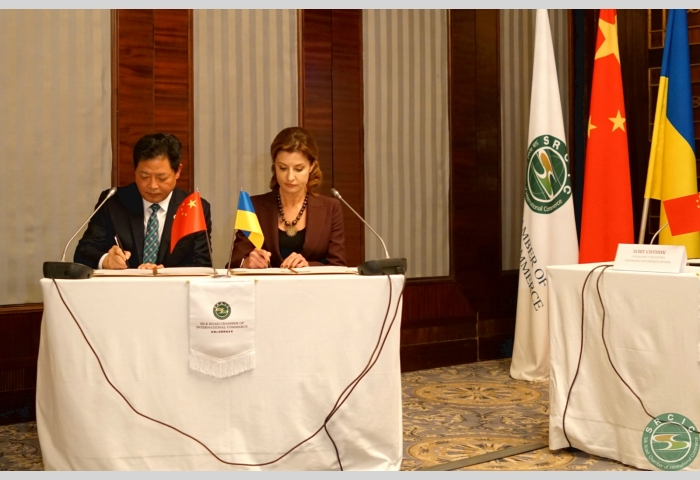 2 Signing of the Silk Road Sunshine Agreement between SRCIC Chairman LU Jianzhong and Ms. Maryna Poroshenko, First Lady of Ukraine and Chairman of POROSHENKO CHARITY FOUNDATION